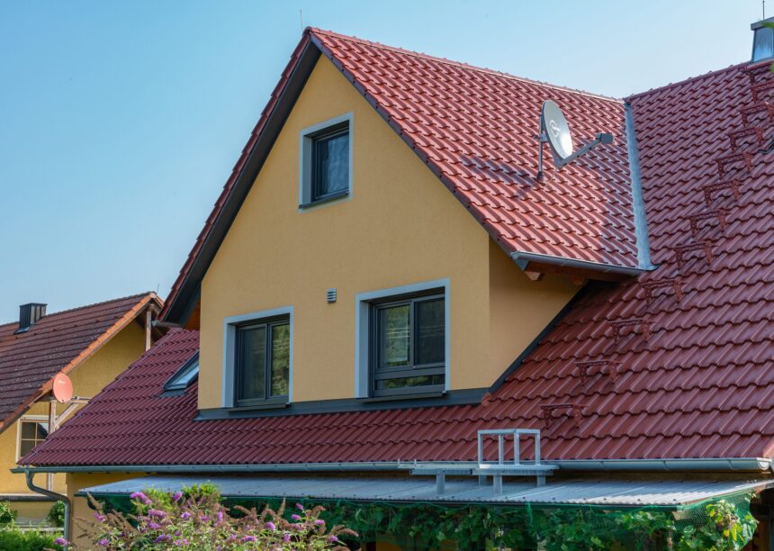 Satteldachgiebel von hochwertig saniertem Einfamilienhaus, gedeckt mit Dachziegel W6v in edelmarone