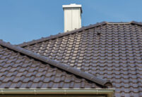 Toller Klinkerbungalow mit Klinkerfassade und W6v in edelnero auf dem Dach mit Fokus auf den Grad mit Firstziegel zylindrisch und Deckbild