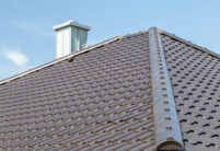 Toller Klinkerbungalow mit Klinkerfassade und W6v in edelnero auf dem Dach mit Fokus auf den Grad mit Firstziegel zylindrisch