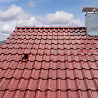 Einfamilienhaus mit Flachdachziegel W6v. Auf dem sanierten Dach aus unserem keramischen Zubehör First zylindrisch.