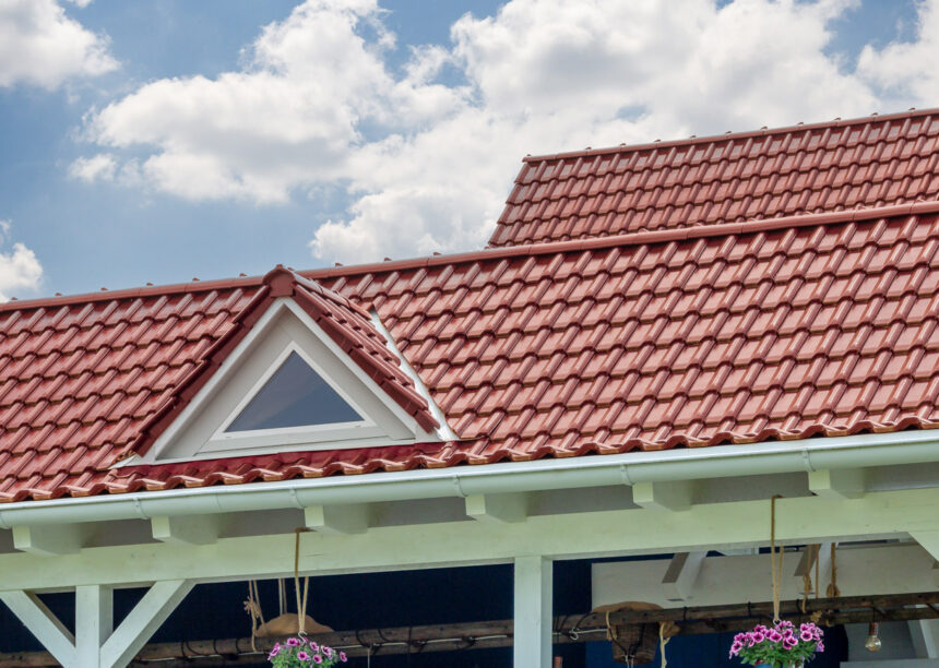 Dieses farbenfrohe Einfamilienhaus strahlt dank der Edelengobe edelrosso hier mit Fokus auf die Dachgaube.