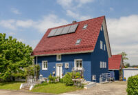 Dieses farbenfrohe Einfamilienhaus strahlt dank der Edelengobe edelrosso.