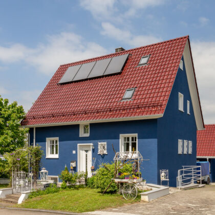 Dieses farbenfrohe Einfamilienhaus strahlt dank der Edelengobe edelrosso.