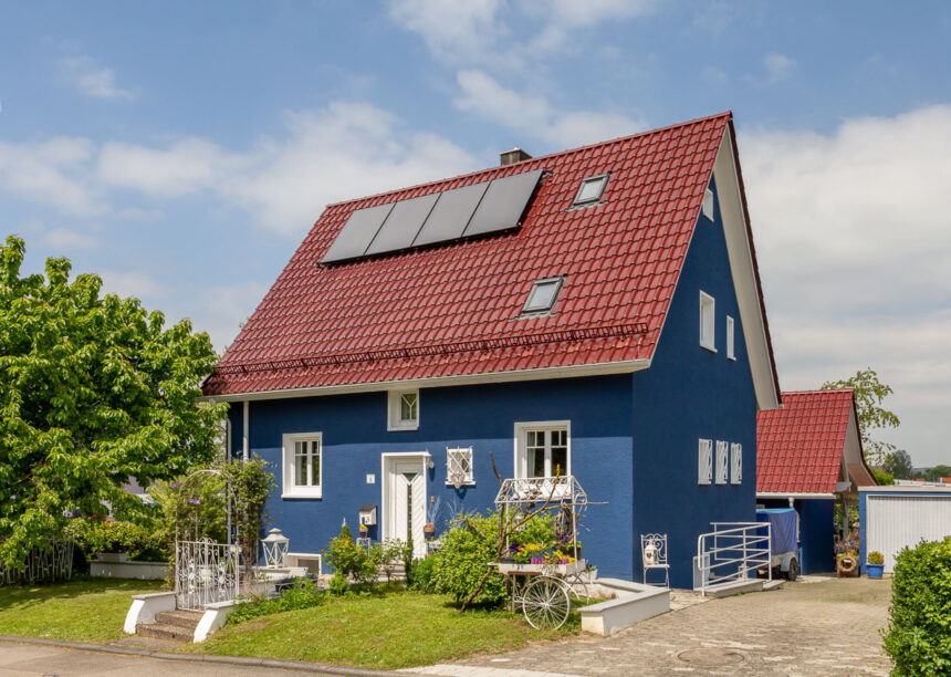 Dieses farbenfrohe Einfamilienhaus strahlt dank der Edelengobe edelrosso.