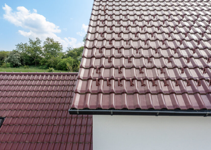 EFH mit hochwertigem Dach dank vollkeramischen Firstlösung (FAL) und Edelengobe edelrosso mit Fokus auf die Schneenasen.