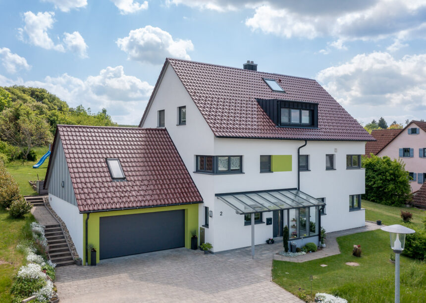 EFH mit hochwertigem Dach dank vollkeramischen Firstlösung (FAL) und Edelengobe edelrosso. Gedeckt mit Flachdachpfanne W6v.