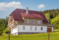 Gesamtansicht von Landhaus mit W6v in edelrosso