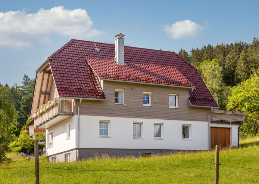 Gesamtansicht von Landhaus mit W6v in edelrosso