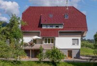 Frontale Ansicht von Einfamilienhaus mit Dachziegeln W6v in edelrosso