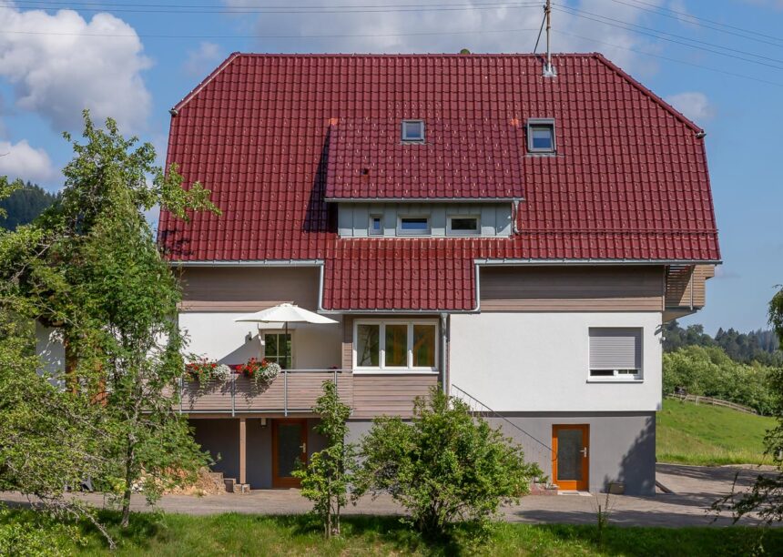Frontale Ansicht von Einfamilienhaus mit Dachziegeln W6v in edelrosso