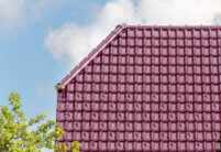 Dachdetails von Krüppelwalmdach mit Flachdachpfanne W6v Edelrosso
