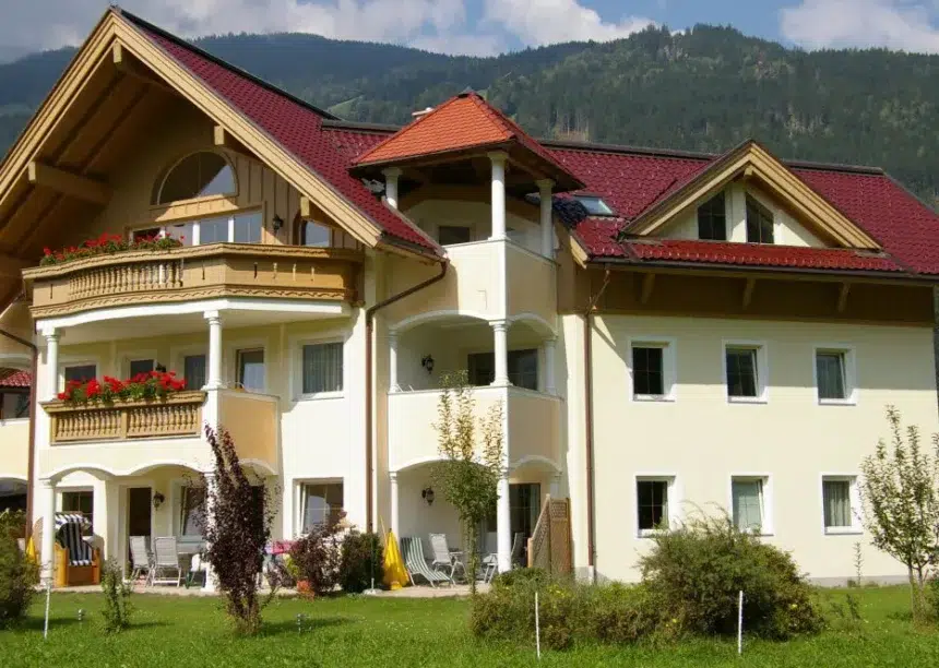 Ein Hotel gedeckt mit den Dachziegelmodell W6v in edelrosso