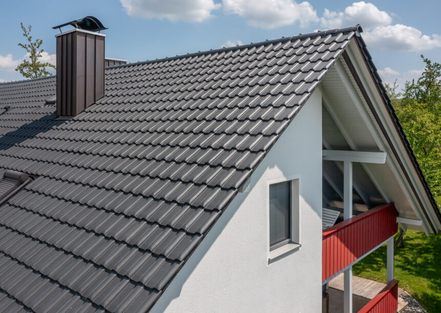 Einfamilienhaus mit Flachdachpfanne W6v in edelschiefer mit Fokus seitlicher Dachabschluss und First.