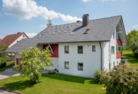 Einfamilienhaus mit Flachdachpfanne W6v in edelschiefer.