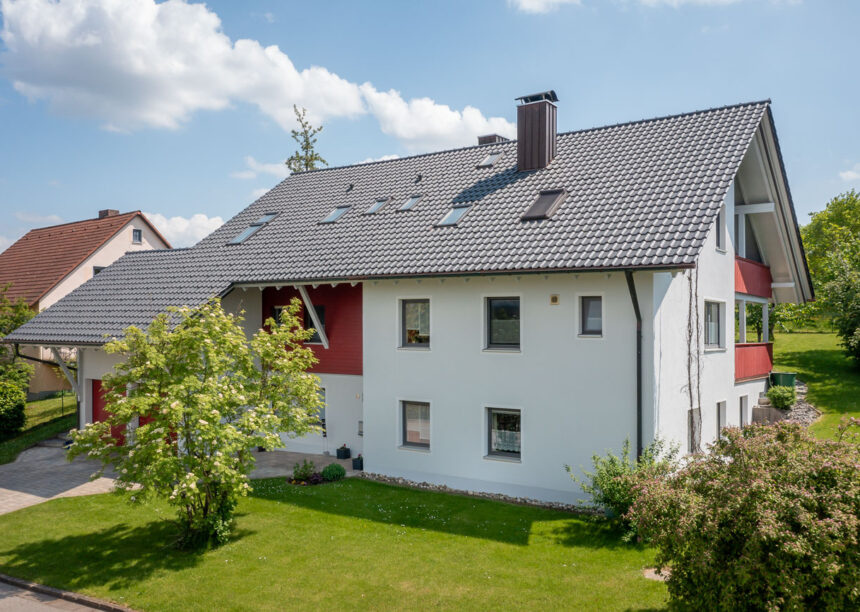 Einfamilienhaus mit Flachdachpfanne W6v in edelschiefer.