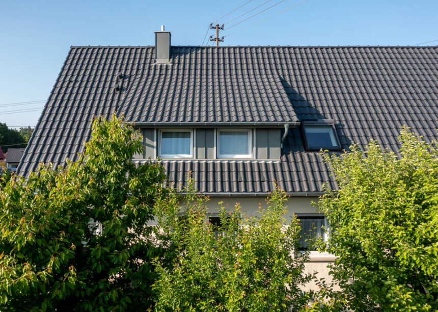 Saniertes Satteldach mit Flachdachziegel W6v mit First zylindrisch, hier die harmonische Dachgaube mit Sanilüfter im Bild.
