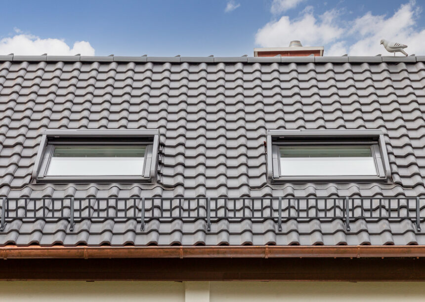 Reihenhaus mit Dachziegel W6v in der Edelengobe edelschiefer auf dem Satteldach mit zwei Dachfenstern