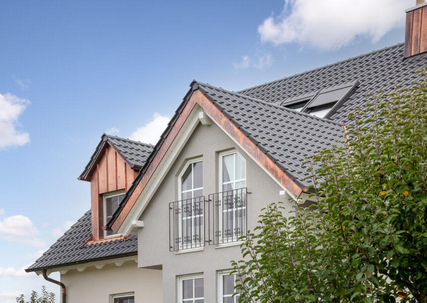 Tolles Haus mit viel Platz und edelschiefer Dach mit Fokus auf die Satteldachgauben.