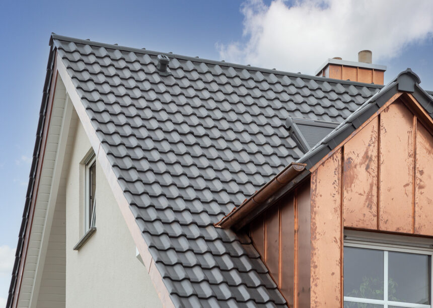 Tolles Haus mit viel Platz und edelschiefer Dach mit Fokus auf Ortgänge und Sanitärlüfter