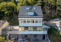 Historisches Wohnhaus mit topmodernem Dach mit Flachdachziegel W6v in edelspacegrau frontal fotografiert
