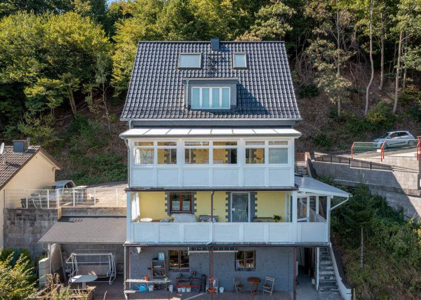 Historisches Wohnhaus mit topmodernem Dach mit Flachdachziegel W6v in edelspacegrau frontal fotografiert