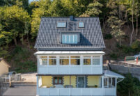 Historisches Wohnhaus mit topmodernem Dach mit Flachdachziegel W6v in edelspacegrau