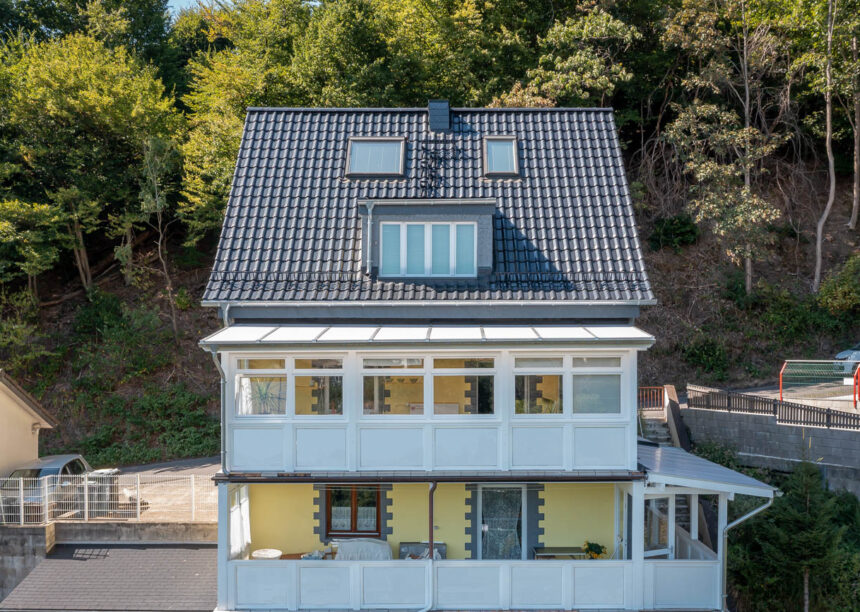 Historisches Wohnhaus mit topmodernem Dach mit Flachdachziegel W6v in edelspacegrau