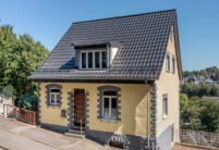 Saniertes Wohnhaus mit Flachdachziegel W6v in edelspacegrau