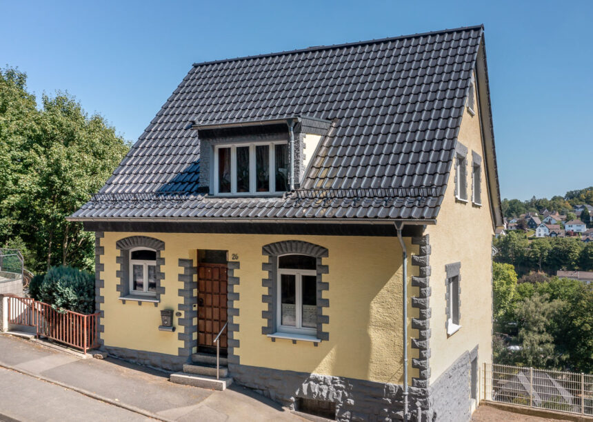 Saniertes Wohnhaus mit Flachdachziegel W6v in edelspacegrau