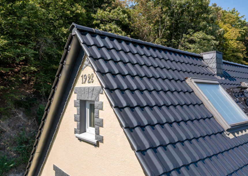 Satteldach mit funkelnden W6v in edelspacegrau