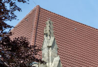 Kirche mit Flachdachziegel W4v in der Engobe kupferbraun auf dem Foto Details vom Walmdach und Deckbild