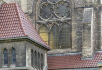 Kirche mit Flachdachziegel W4v in der Engobe kupferbraun auf dem Foto Details vom Grad