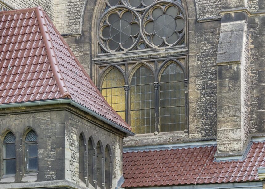 Kirche mit Flachdachziegel W4v in der Engobe kupferbraun auf dem Foto Details vom Grad