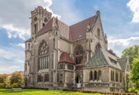 Kirche mit Flachdachziegel W4v in der Engobe kupferbraun hier in der Gesamtansicht