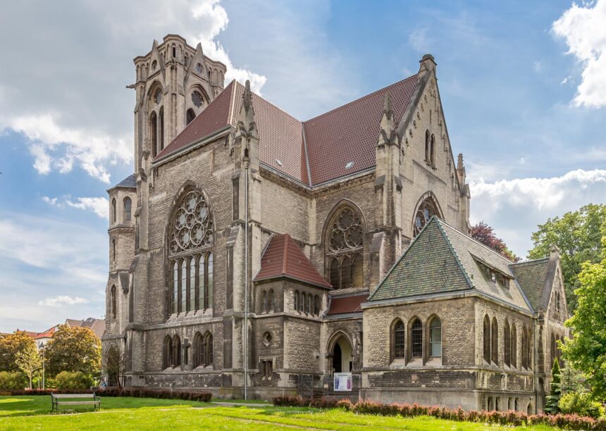 Kirche mit Flachdachziegel W4v in der Engobe kupferbraun hier in der Gesamtansicht