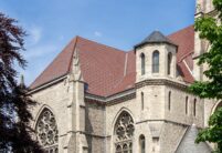 Kirche mit Flachdachziegel W4v in der Engobe kupferbraun