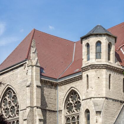 Kirche mit Flachdachziegel W4v in der Engobe kupferbraun