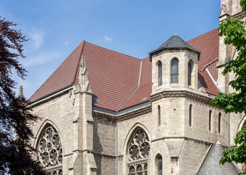 Kirche mit Flachdachziegel W4v in der Engobe kupferbraun