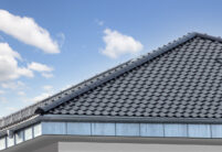 Detail eines Daches mit Flachdachziegel W4v in anthrazit gedeckt