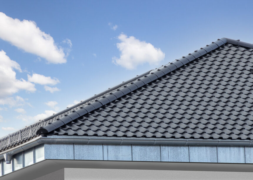 Detail eines Daches mit Flachdachziegel W4v in anthrazit gedeckt