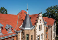 Erholungshaus Seniorenresidenz mit Doppelmuldenfalzziegel Tradition in rotbraun im Bild der kunstvolle historische Erker.