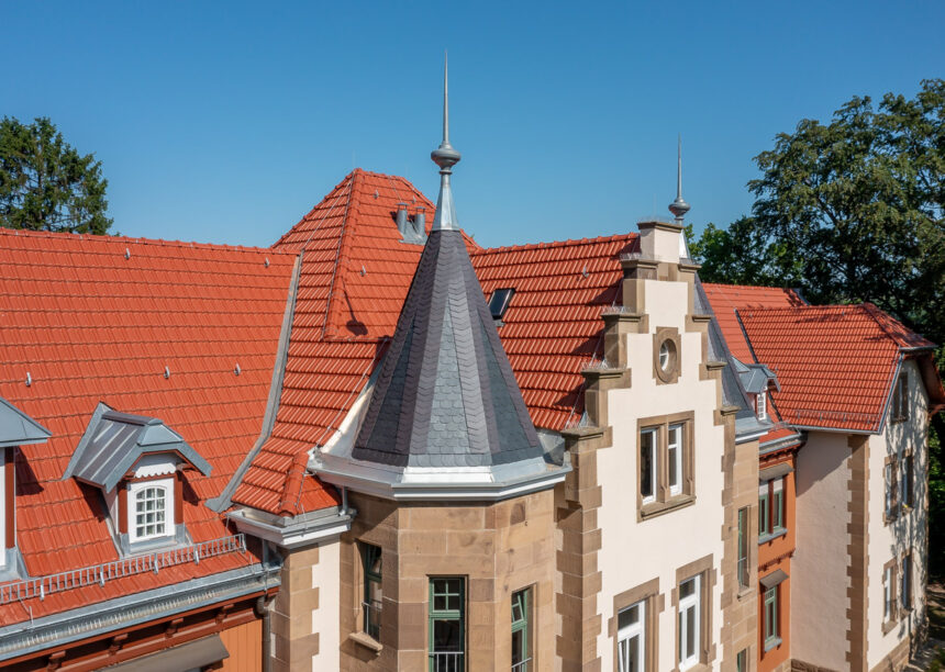 Erholungshaus Seniorenresidenz mit Doppelmuldenfalzziegel Tradition in rotbraun im Bild der kunstvolle historische Erker.
