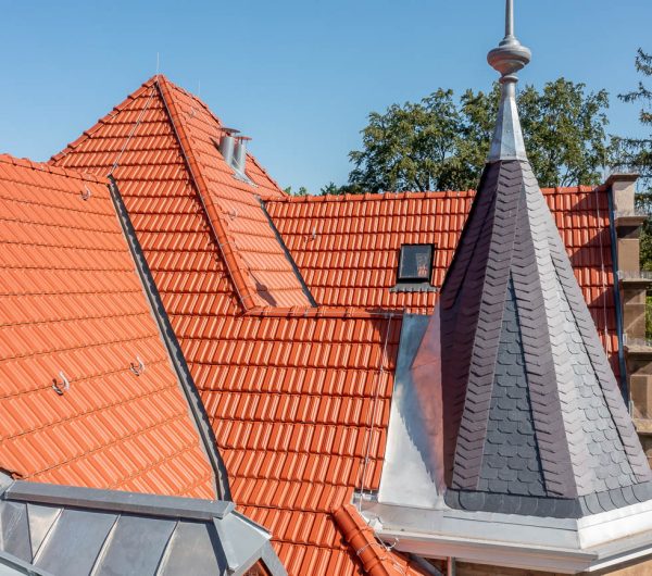 Erholungshaus Seniorenresidenz mit Doppelmuldenfalzziegel Tradition in rotbraun im Bild die Dachfläche und Firstziegel.