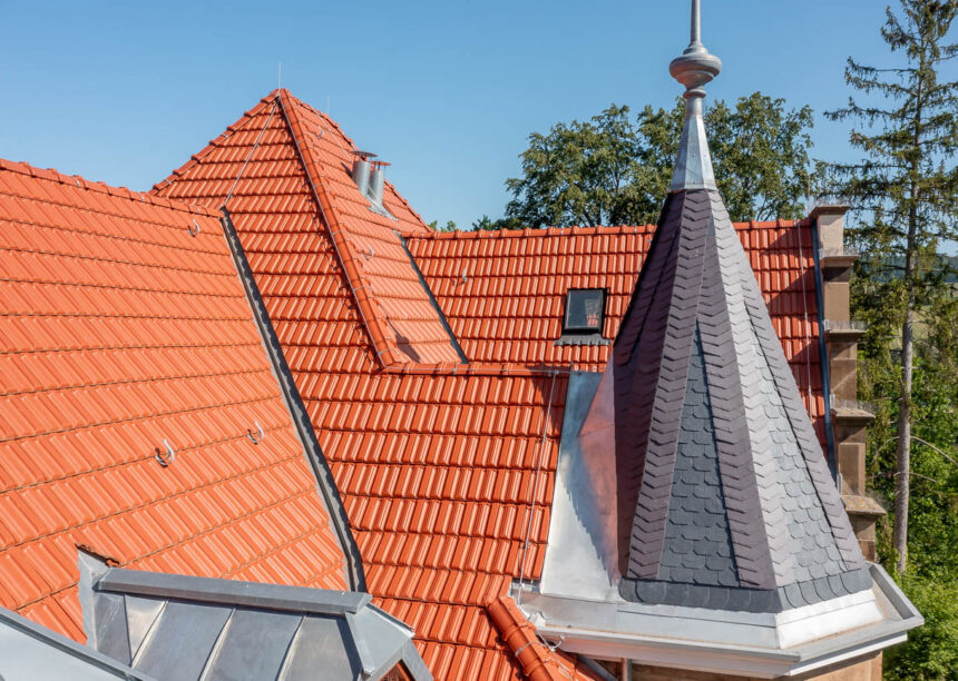 Erholungshaus Seniorenresidenz mit Doppelmuldenfalzziegel Tradition in rotbraun im Bild die Dachfläche und Firstziegel.