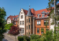 Erholungshaus Seniorenresidenz mit Doppelmuldenfalzziegel Tradition in rotbraun frontale Ansicht.