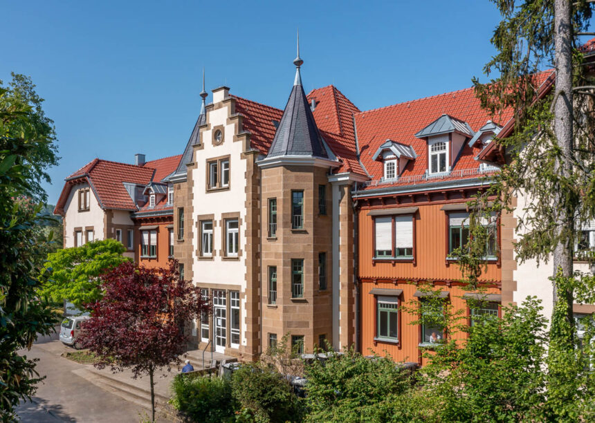 Erholungshaus Seniorenresidenz mit Doppelmuldenfalzziegel Tradition in rotbraun frontale Ansicht.