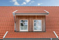 Gaube auf Dach mit Tradition in rotbraun gedeckt.