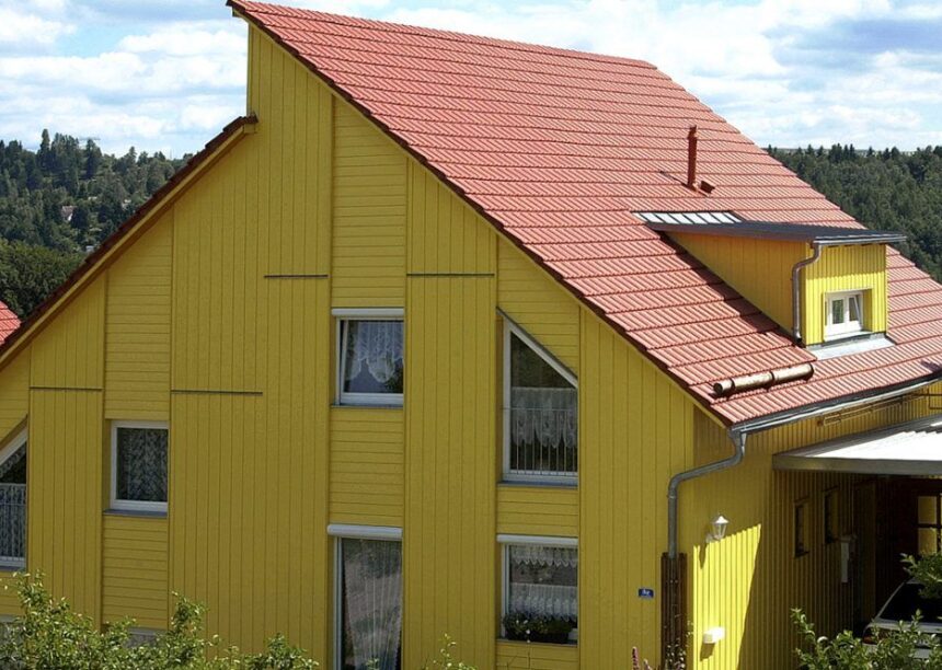 Tradition auf gelben Mehrfamilienhaus
