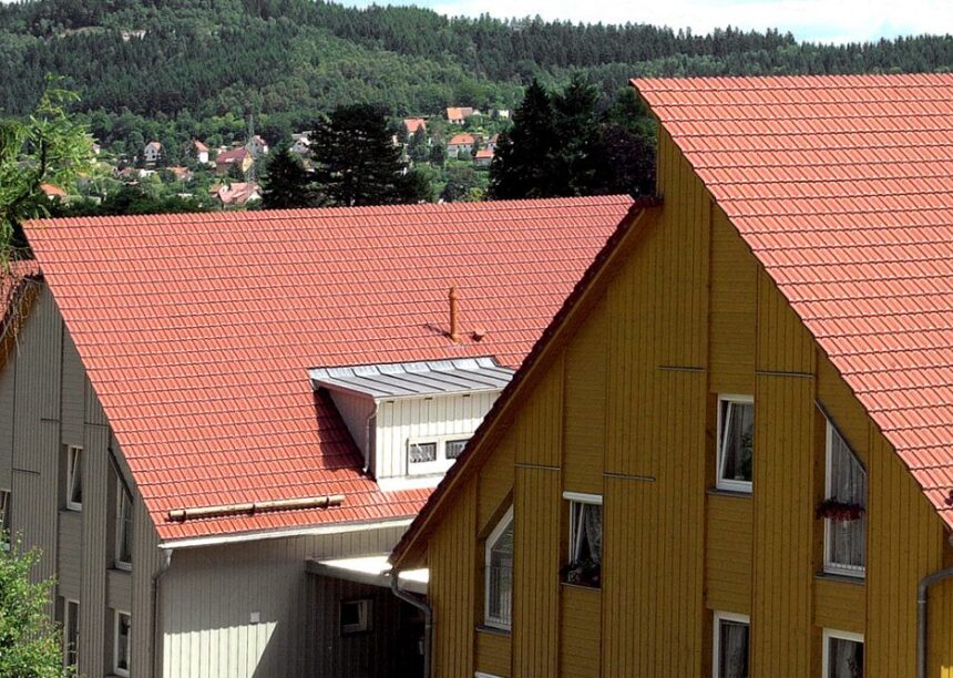 Dachansicht eines Mehrfamilienhauses mit rotbraunen Tradition