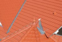 Detailfoto von Turmdach mit Tradttion in rotbraun